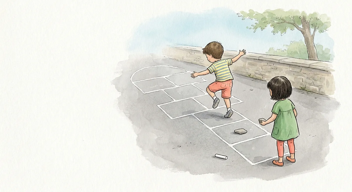 Ilustração em aguarela: duas crianças jogam à macaca num pátio; o desenho a giz no chão tem casas simples e casas aos pares com o «céu» em semicírculo no topo, há uma pedra numa das casas, um pau de giz no chão e a menina espera a vez com a sua pedra na mão.